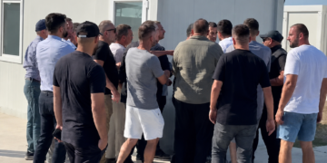 Plas në Aeroportin e Vlorës, punonjësit e Behgjet Pacollit dhe Valon Ademit përplasen te porta
