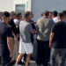 Plas në Aeroportin e Vlorës, punonjësit e Behgjet Pacollit dhe Valon Ademit përplasen te porta