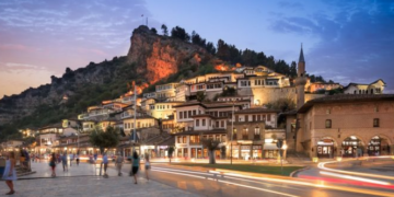 Media italiane: Berati, “qyteti i një mbi një dritareve”, mahnit me historinë, arkitekturën dhe harmoninë mes kulturave