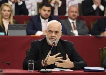 Ditëlindje nën “rrethim” dhe luftë me robotët: Çfarë ndodhi sot në mbledhjen e mbyllur të Ramës me deputetët
