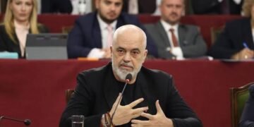 Ditëlindje nën “rrethim” dhe luftë me robotët: Çfarë ndodhi sot në mbledhjen e mbyllur të Ramës me deputetët