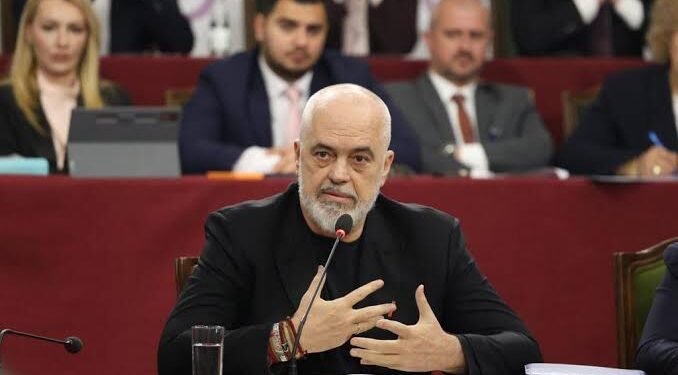 Ditëlindje nën “rrethim” dhe luftë me robotët: Çfarë ndodhi sot në mbledhjen e mbyllur të Ramës me deputetët