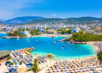 “Le Figaro”: Shqipëria kryeson preferencat e turistëve francezë për pushimet verore