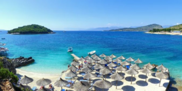 Daily Express: Shqipëria po fiton vëmendjen e britanikëve duke u promovuar si “Maldivet e Evropës”