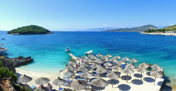 Daily Express: Shqipëria po fiton vëmendjen e britanikëve duke u promovuar si “Maldivet e Evropës”