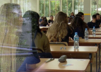 Mbi 26 mijë maturantë testohen sot për gjuhën e huaj