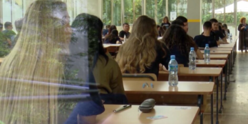 Mbi 26 mijë maturantë testohen sot për gjuhën e huaj
