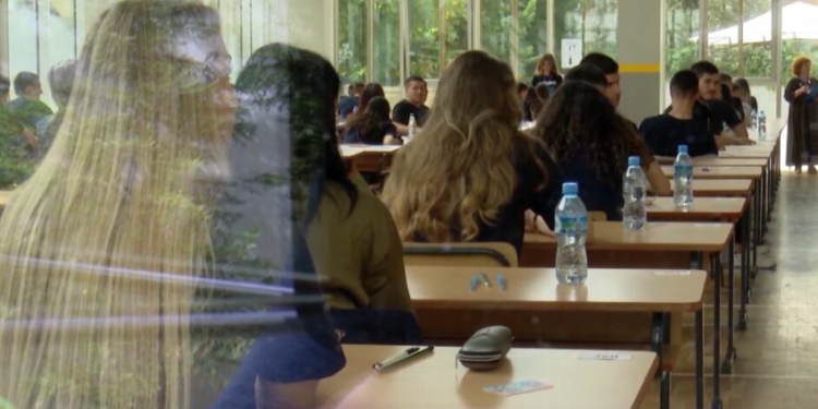 Mbi 26 mijë maturantë testohen sot për gjuhën e huaj