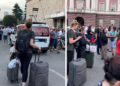FOTO LAJM/ Direkt nga aeroporti në protestë, pamje të pazakonta të turistëve sot në Tiranë