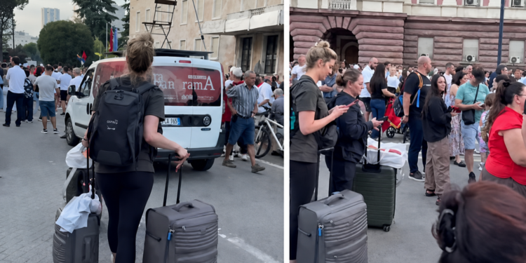 FOTO LAJM/ Direkt nga aeroporti në protestë, pamje të pazakonta të turistëve sot në Tiranë