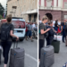 FOTO LAJM/ Direkt nga aeroporti në protestë, pamje të pazakonta të turistëve sot në Tiranë
