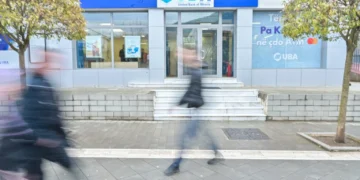 EMRAT/ Punonjësit e UBA Bank vjedhin llogaritë e klientëve, arrestohen drejtuesit e filialit: Sa është shuma që zhvatën