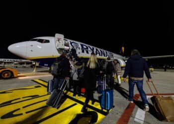 12 orë ankth në ajër, nga dy ulje emergjente te kryengritja e pasagjerëve ndaj stafit: Thrilleri i fluturimit të Ryan Air drejt Tiranës
