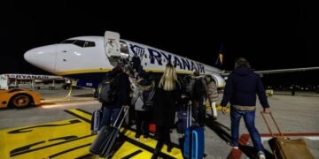 12 orë ankth në ajër, nga dy ulje emergjente te kryengritja e pasagjerëve ndaj stafit: Thrilleri i fluturimit të Ryan Air drejt Tiranës