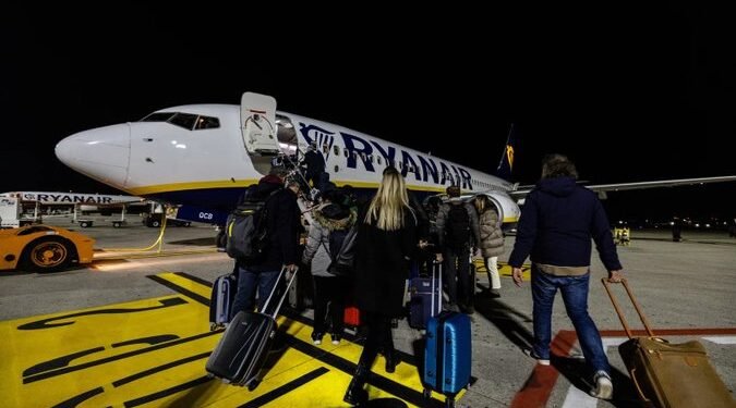 12 orë ankth në ajër, nga dy ulje emergjente te kryengritja e pasagjerëve ndaj stafit: Thrilleri i fluturimit të Ryan Air drejt Tiranës