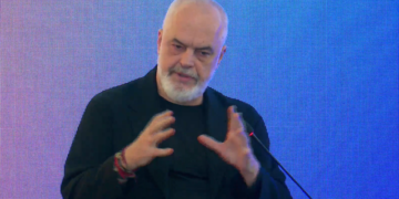 Rama thotë se një kryebashkiak i është ankuar se qytetarët nuk ia dinë për nder se u rregulloi lagjen me taksat e tyre!