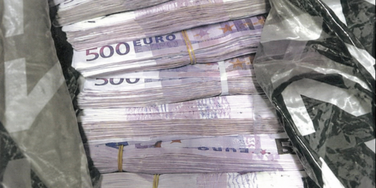 Tufa me euro dhe dhoma të mbushura me kokainë që çuditën edhe prokurorët e SPAK