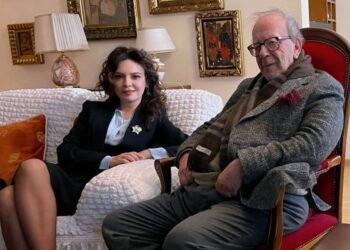 Spiropalit i bie dielli i korrikut në kokë, shpall Kadarenë “Zot” dhe “Profet”