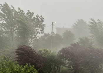 Stuhi të forta godasin Shqipërinë të premten, rrezik në Tiranë, Durrës, Elbasan dhe juglindje