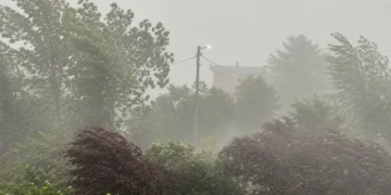 Stuhi të forta godasin Shqipërinë të premten, rrezik në Tiranë, Durrës, Elbasan dhe juglindje