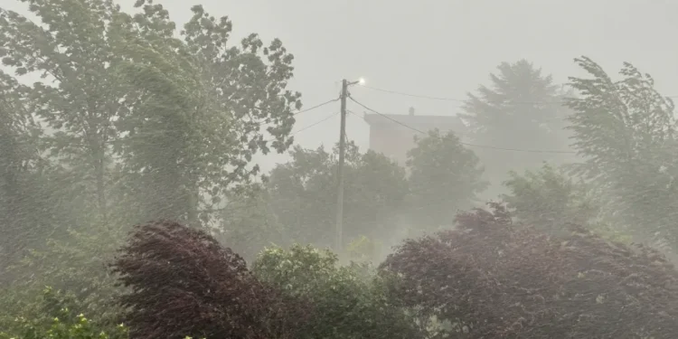 Stuhi të forta godasin Shqipërinë të premten, rrezik në Tiranë, Durrës, Elbasan dhe juglindje