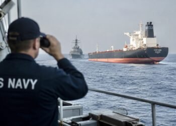 Bllokada detare amerikane ndaj Iranit ndryshon hartën e lundrimit të tankerave të naftës, rriten çmimet