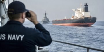 Bllokada detare amerikane ndaj Iranit ndryshon hartën e lundrimit të tankerave të naftës, rriten çmimet