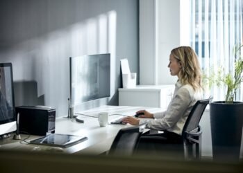 Qëndrimi ulur për shumë orë mund të rrisë rrezikun nga kanceri, studimi: Ngrihuni shpesh nga karrigia