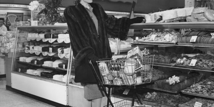 Burri që e mësoi botën të bënte “shopping” vetë: Historia e supermarketit të parë modern