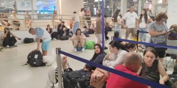 PAPËRGJEGJSHMËRIA/ Wizz Air braktis dhjetëra shqiptarë në Trieste. Kompania: Na falni!