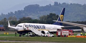 Avionit të Ryanair i shpërthyen katër goma gjatë uljes në Bergamo, raporti zbulon gabimet e ekuipazhit