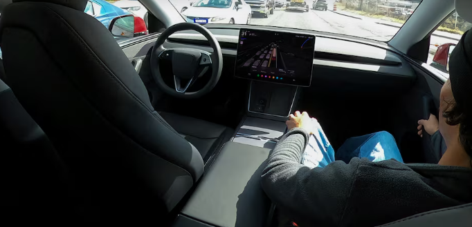 Tesla shton taksitë pa shofer në rrugët e SHBA