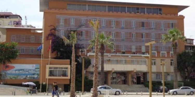 EMRAT/ Aksion në Kadastrën e Durrësit, 12 të arrestuar dhe nën hetim për tjetërsim pronash