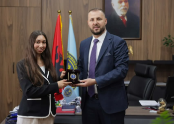 Drejtori i Përgjithshëm i AMP-së, Klevis Qose, pret në takim përfaqësuesit e ICITAP dhe Ambasadës së SHBA-së