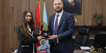 Drejtori i Përgjithshëm i AMP-së, Klevis Qose, pret në takim përfaqësuesit e ICITAP dhe Ambasadës së SHBA-së