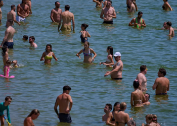 Temperaturat e larta favorizojnë bakteret: Si të shmangni infeksionet në det dhe pishinë