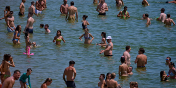 Temperaturat e larta favorizojnë bakteret: Si të shmangni infeksionet në det dhe pishinë