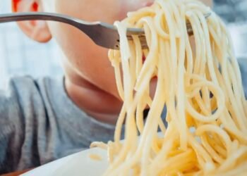 Pica, makarona, patate dhe proteina, si u bënë fëmijët italianë obezë