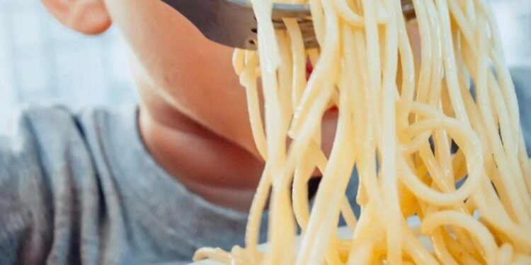 Pica, makarona, patate dhe proteina, si u bënë fëmijët italianë obezë