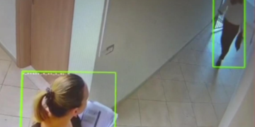 VIDEO/ Vjedhja në Postën e Durrësit, momenti kur ish-shefja e financës ‘zbraz’ arkën dhe largohet