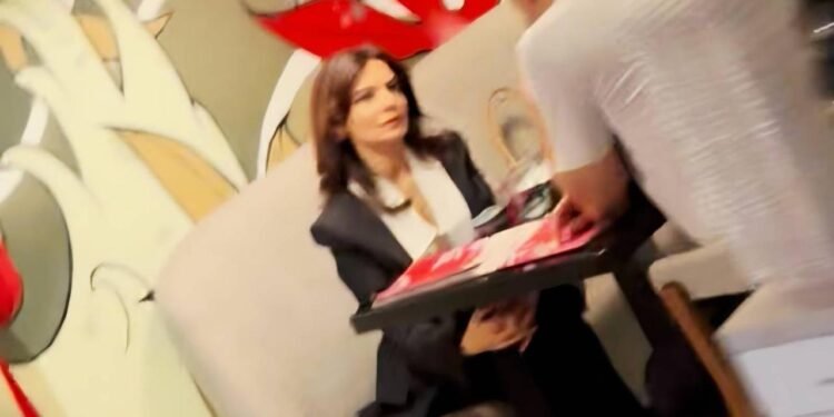 Spiropali në kafe pranë Parlamentit, takimi i saj me personazhin Indrit Aliu Kolleshi që po “çmend” socialistët pas thirrjes për reflektim ndaj protestave