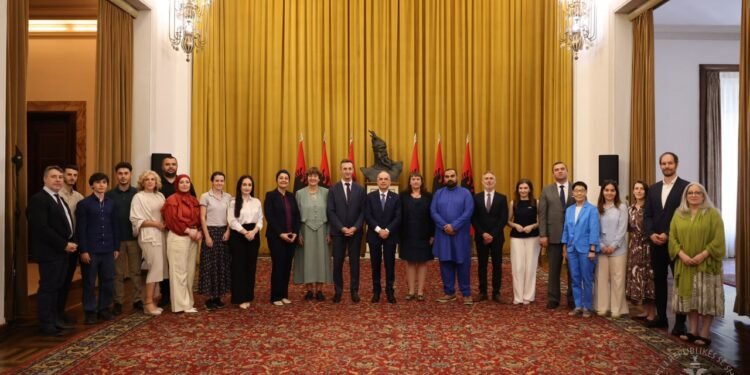 Presidenti Begaj pret Këshillat Ndërfetarë të Europës: Diktatura shembi objektet e kultit, por nuk zhbëri besimin e shqiptarëve në Zot