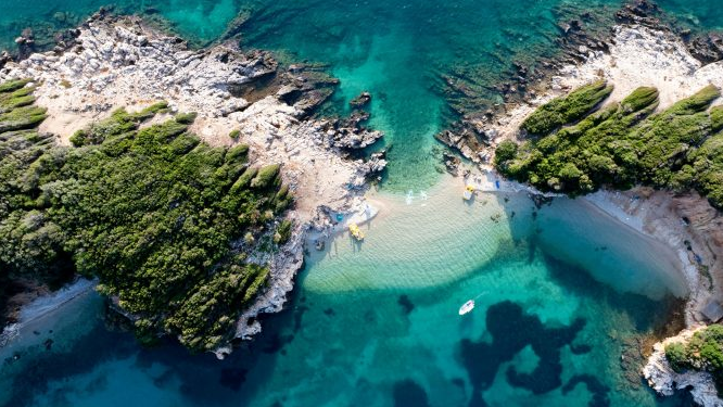 “El Nacional”: Shqipëria, parajsa e lirë e Mesdheut që po fiton zemrat e turistëve