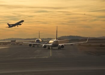 Slotet e aeroporteve, biznesi i padukshëm që vlen dhjetëra milionë euro për kompanitë ajrore