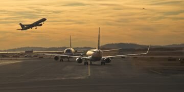 Slotet e aeroporteve, biznesi i padukshëm që vlen dhjetëra milionë euro për kompanitë ajrore