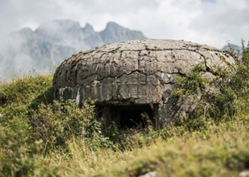 Media franceze shkruan për bunkerët: Nga simbol i izolimit në atraksion turistik