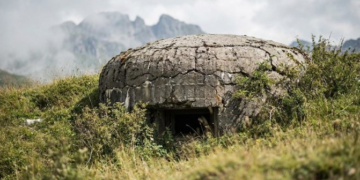 Media franceze shkruan për bunkerët: Nga simbol i izolimit në atraksion turistik