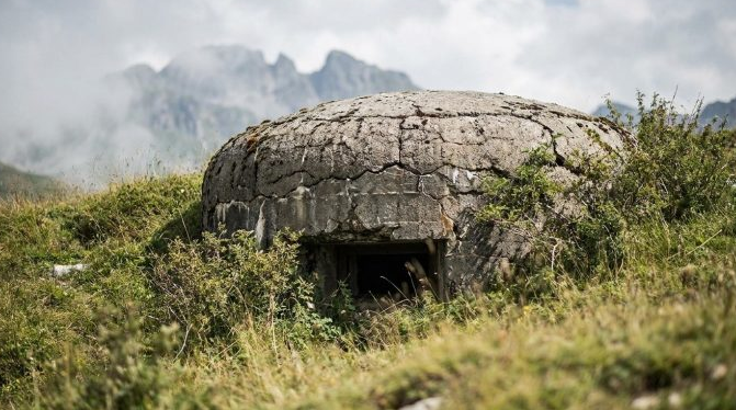 Media franceze shkruan për bunkerët: Nga simbol i izolimit në atraksion turistik