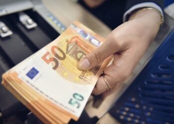 Euro në rënie të lirë, monedha europiane arrin një tjetër minimum historik