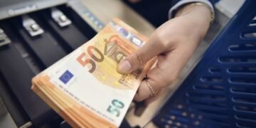 Euro në rënie të lirë, monedha europiane arrin një tjetër minimum historik